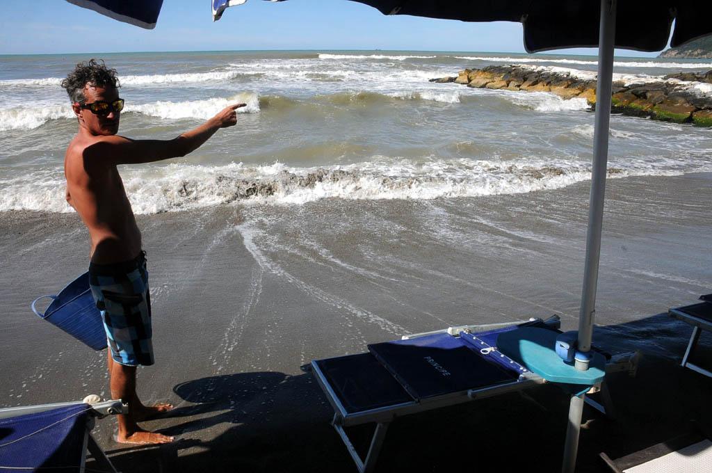 Il mare si mangia una fetta di spiaggia 