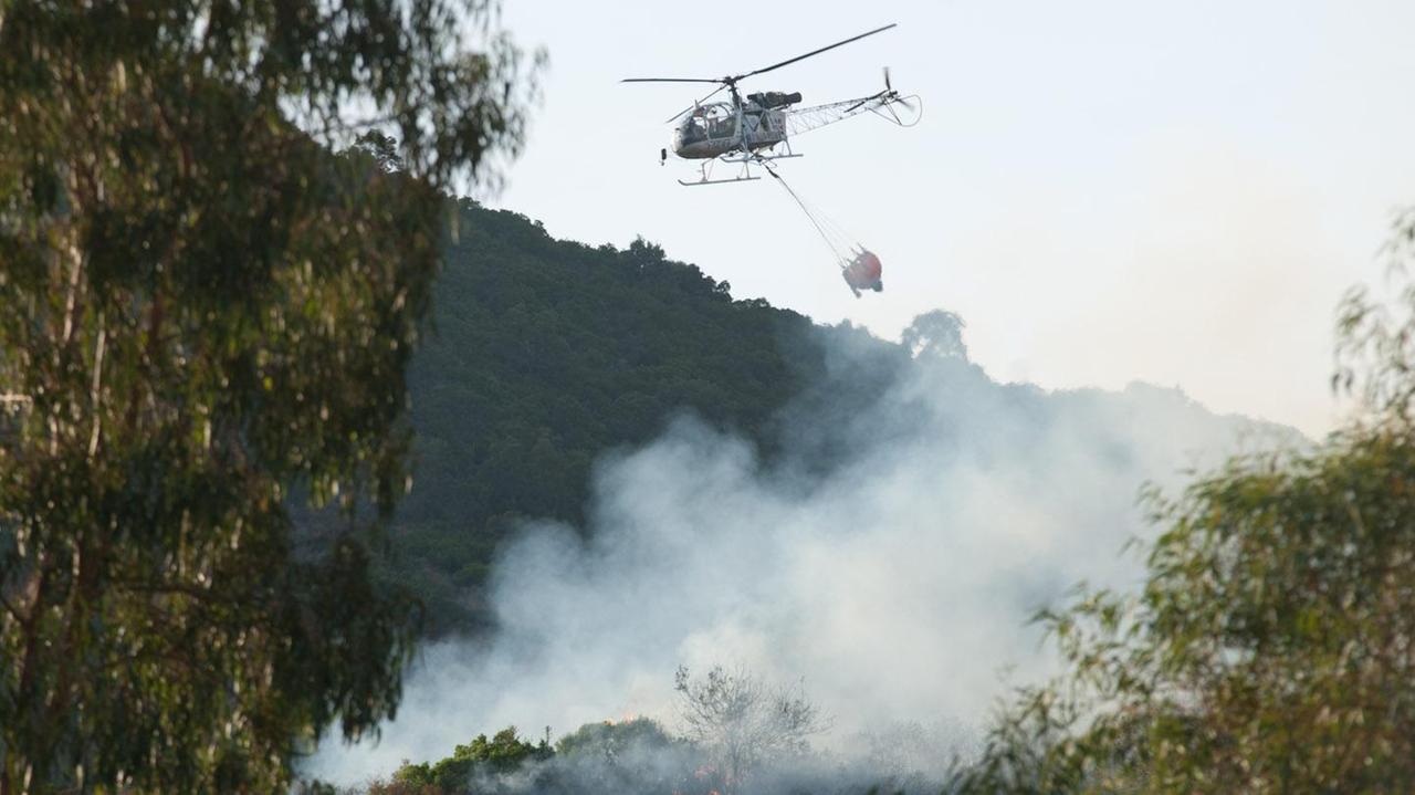 Un elicottero del servizio antincendio in azione