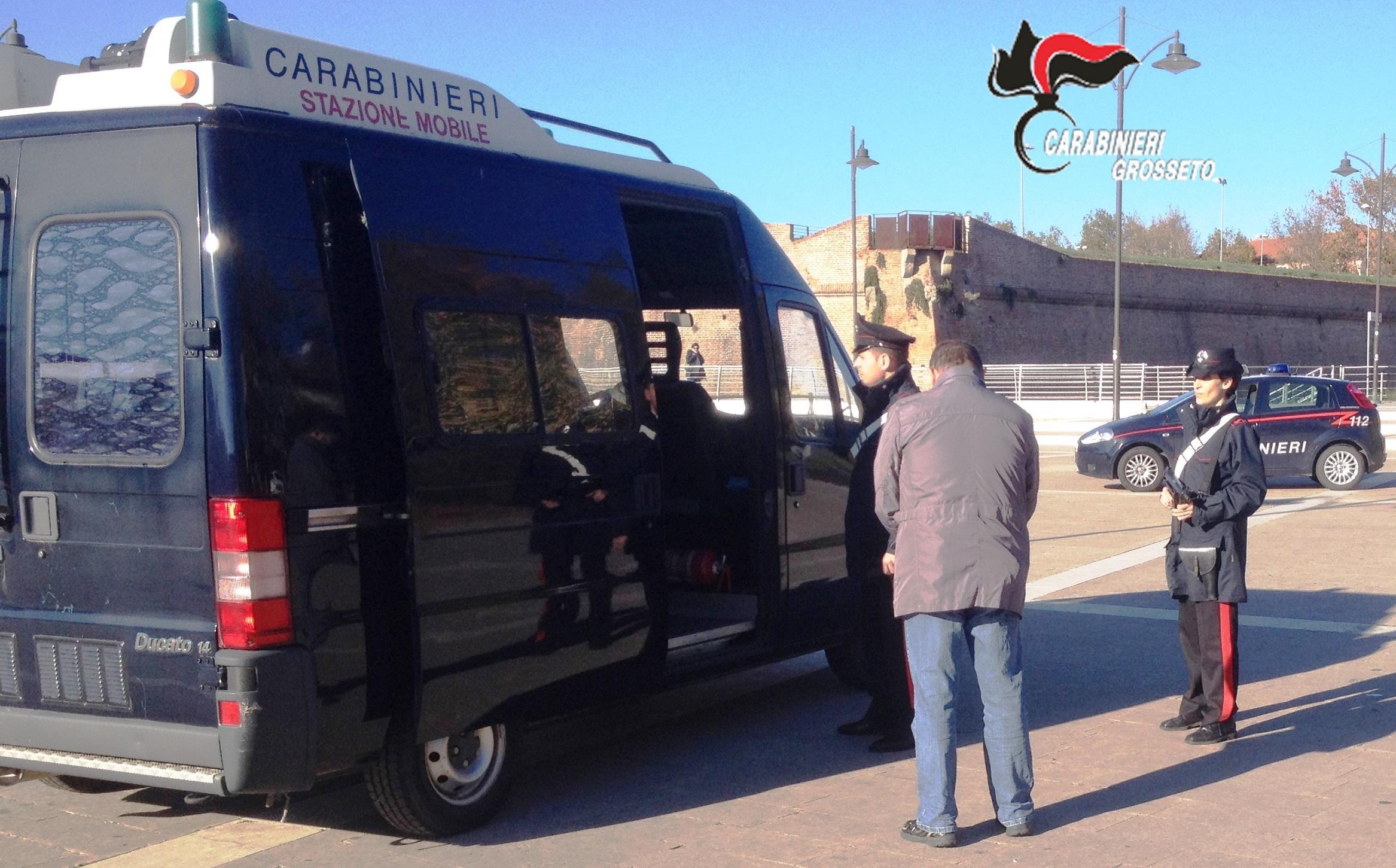 Un controllo dei carabinieri in centro a Grosseto