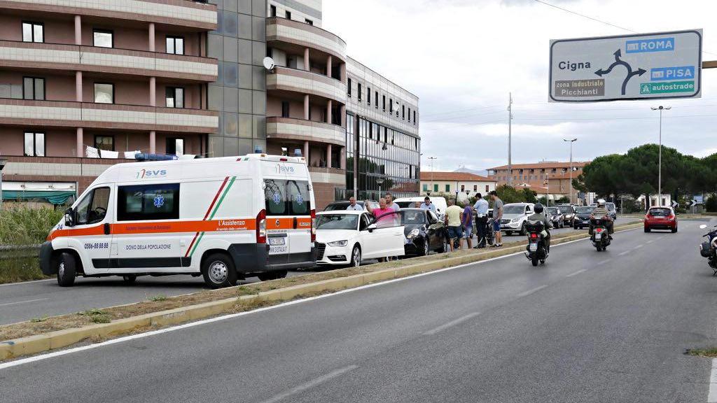 Tamponamento a catena in via degli Acquedotti: traffico in tilt