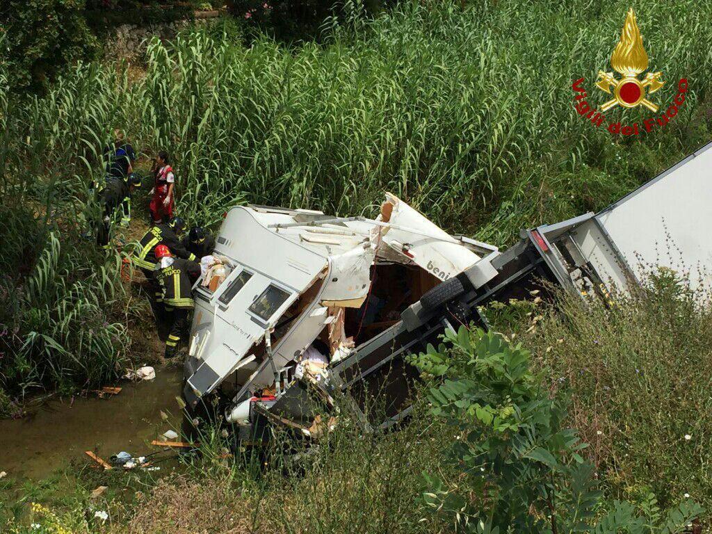 Il mezzo finito nel torrente (foto Vvf)