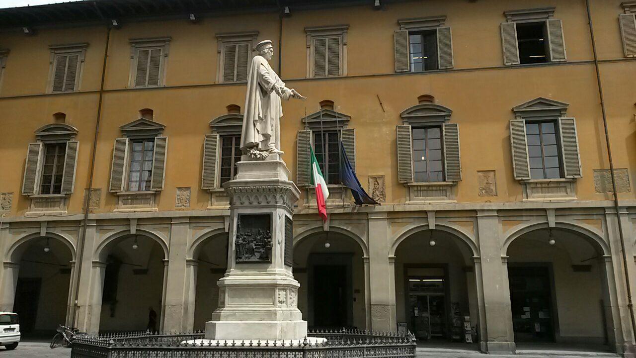 Bandiere a mezz'asta in palazzo comunale a Prato