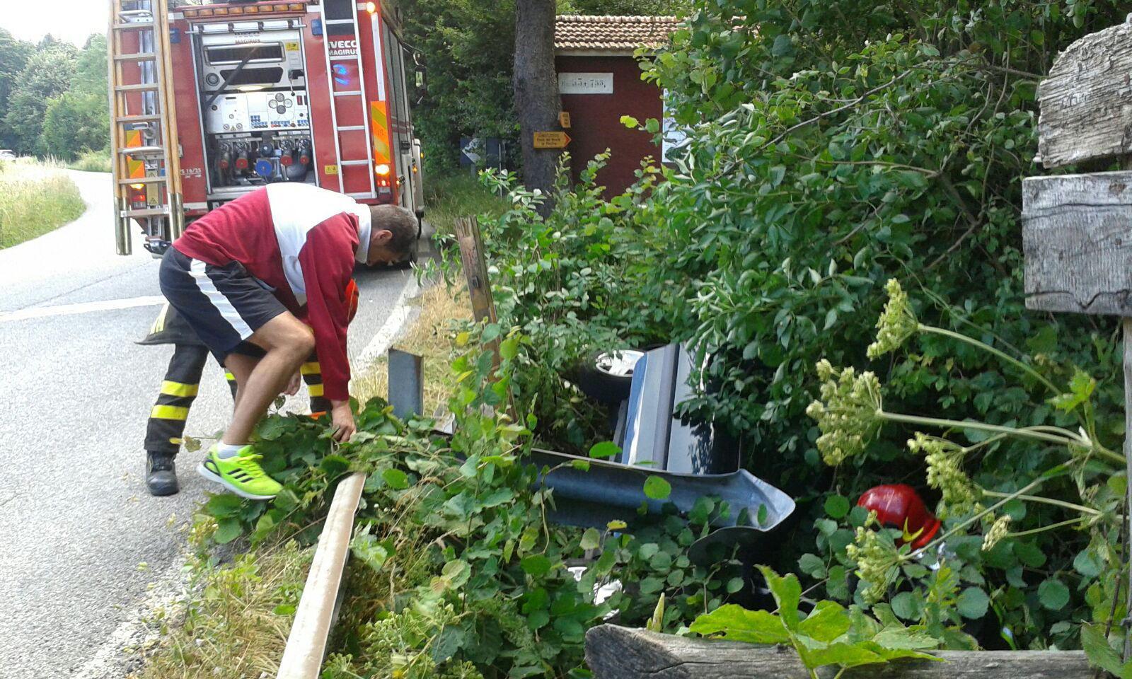 La Renault del settantenne finita nel sottostrada