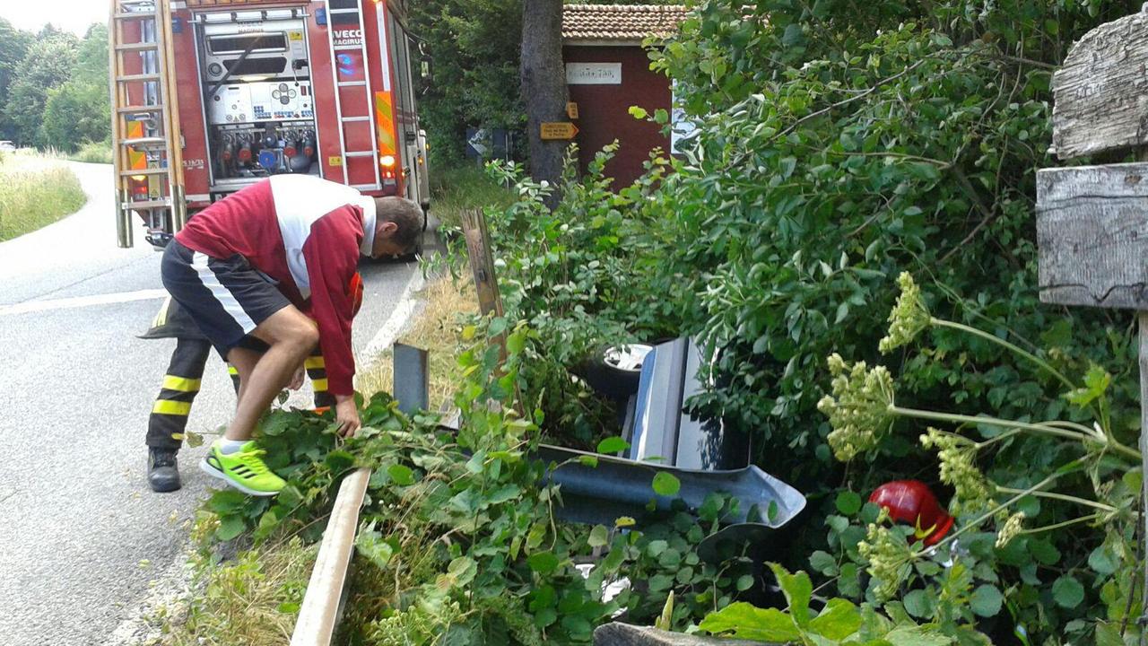 La Renault del settantenne finita nel sottostrada