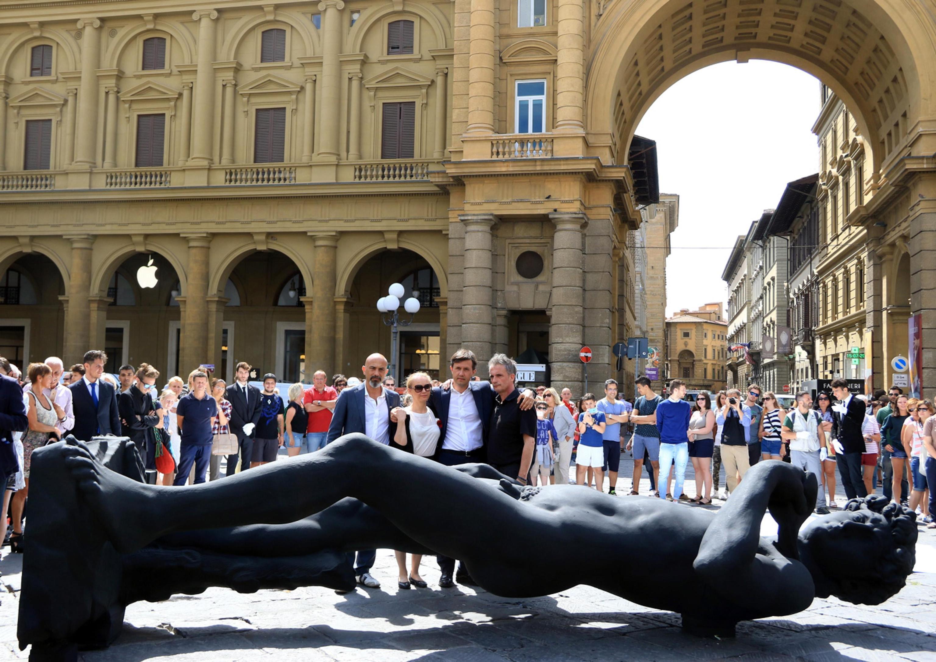 Terrorismo, a Firenze un David nero simbolo del lutto 