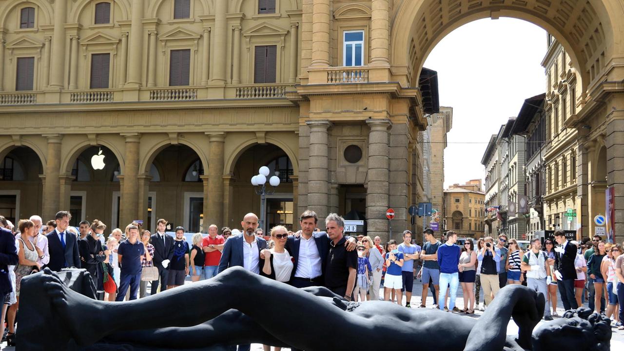 Terrorismo, a Firenze un David nero simbolo del lutto