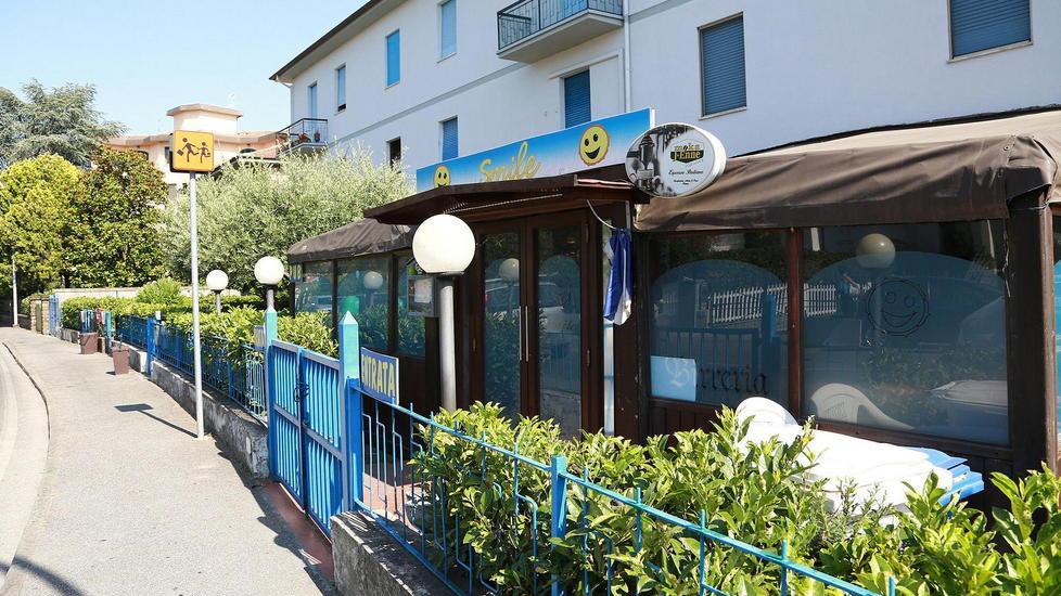 Il bar Smile di via Cherubini a Empoli (Foto Agenzia Carlo Sestini)