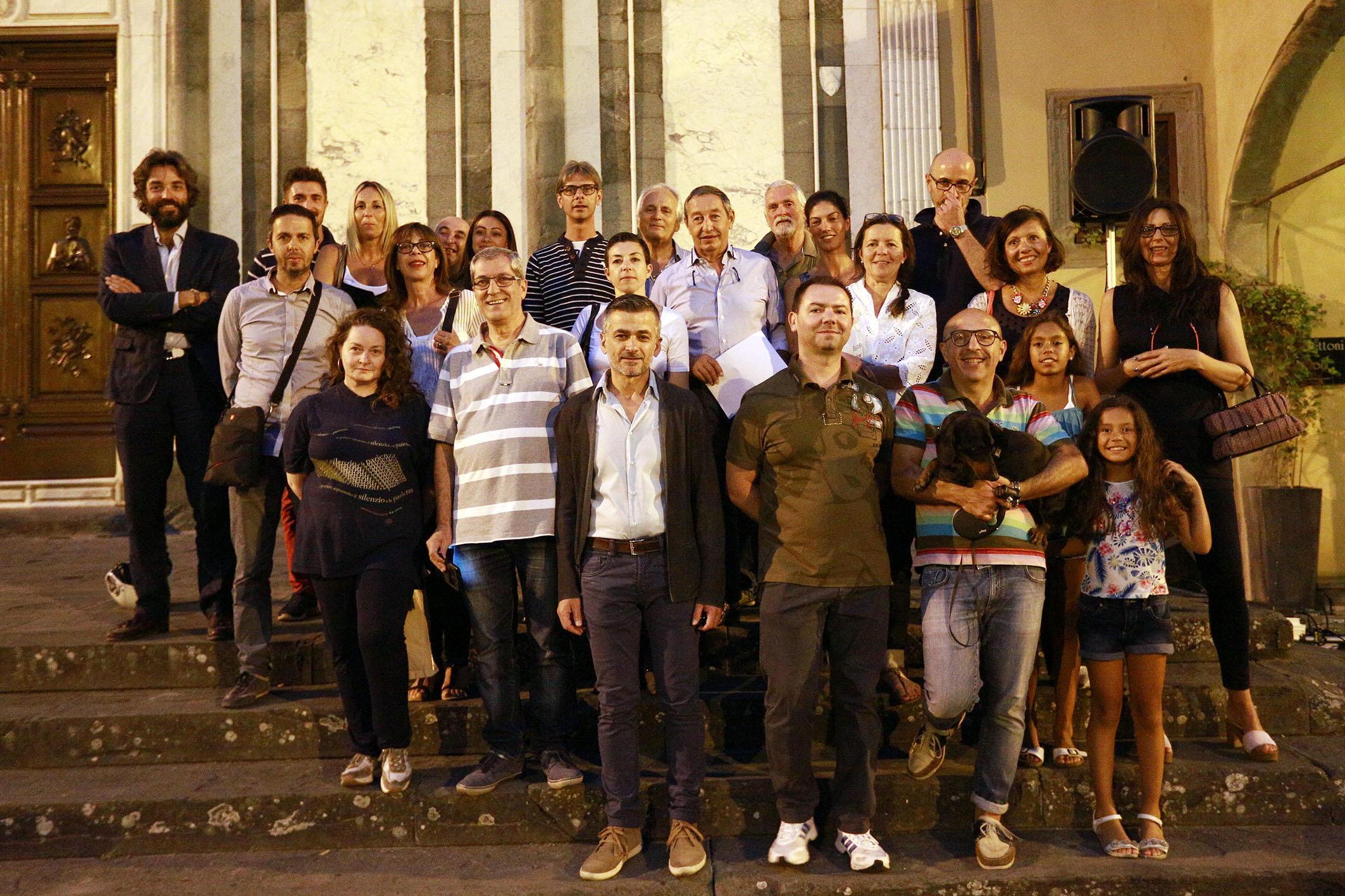 I commercianti premiati insieme ai rappresentanti dell'associazione Centro storico (Foto Agenzia Carlo Sestini)