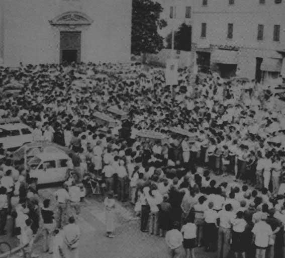 La folla ai funerali dei quattro ragazzi