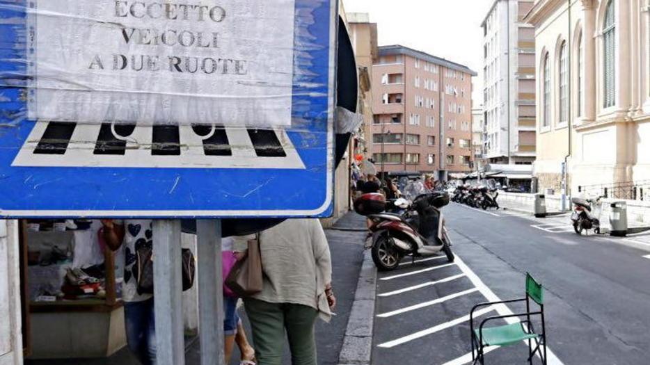 Sfrattati gli scooter da via Buontalenti: spunta l’area pedonale