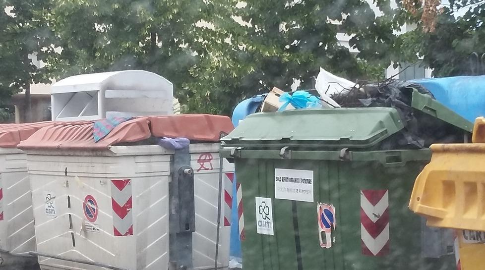 La sagra dell’immondizia, rifiuti gettati ovunque 