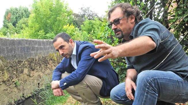 Il sindaco Bertinelli (a sinistra) durante il sopralluogo