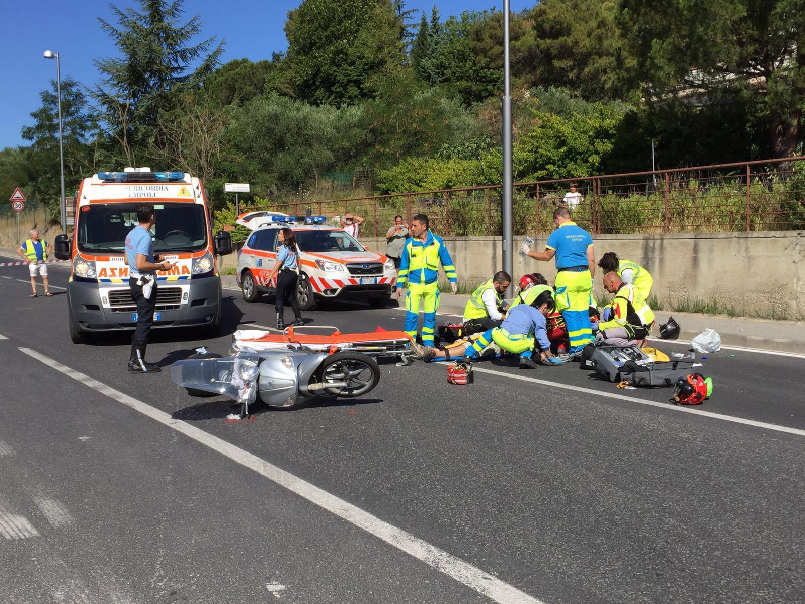I soccorsi sul luogo dell'incidente (Foto Agenzia Carlo Sestini)