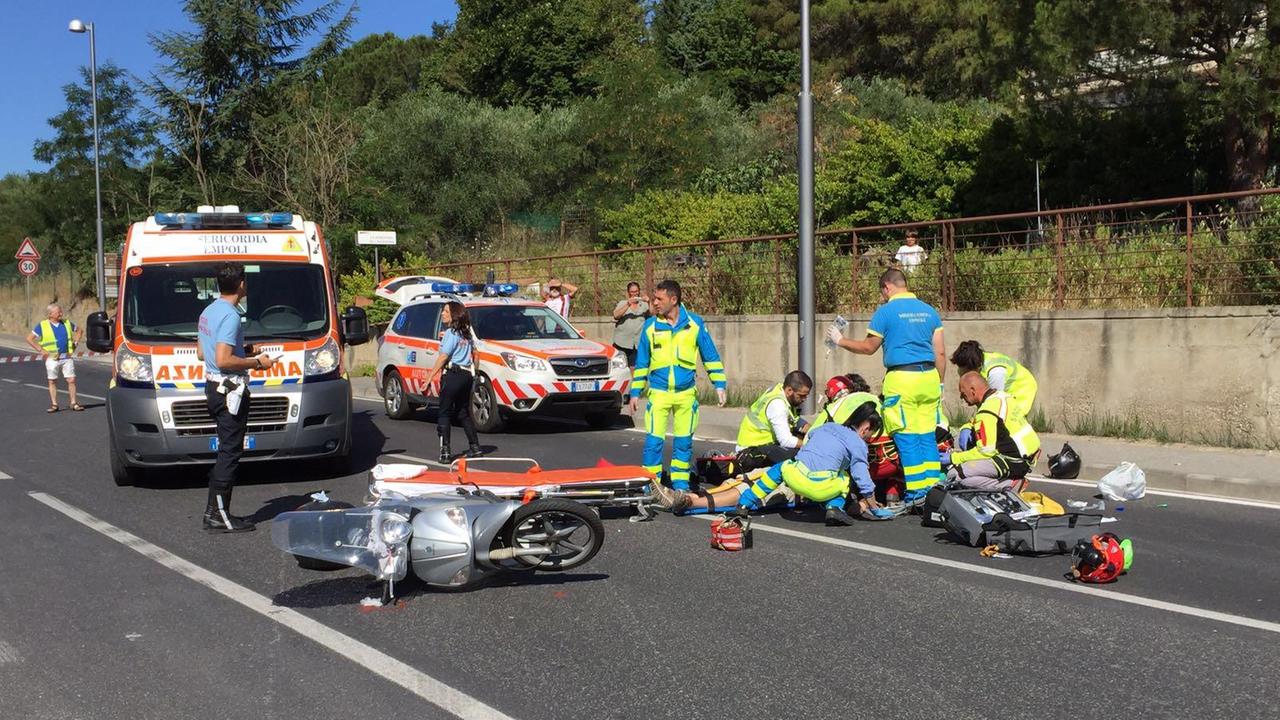 I soccorsi sul luogo dell'incidente (Foto Agenzia Carlo Sestini)