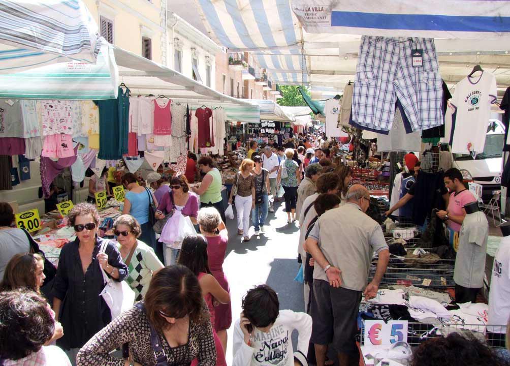 Un tratto di via Ferrer durante il mercato del mercoledì, sopra l’assessore Claudio Capuano (foto Paolo Barlettani)