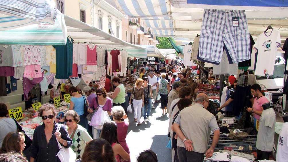 Un tratto di via Ferrer durante il mercato del mercoledì, sopra l’assessore Claudio Capuano (foto Paolo Barlettani)