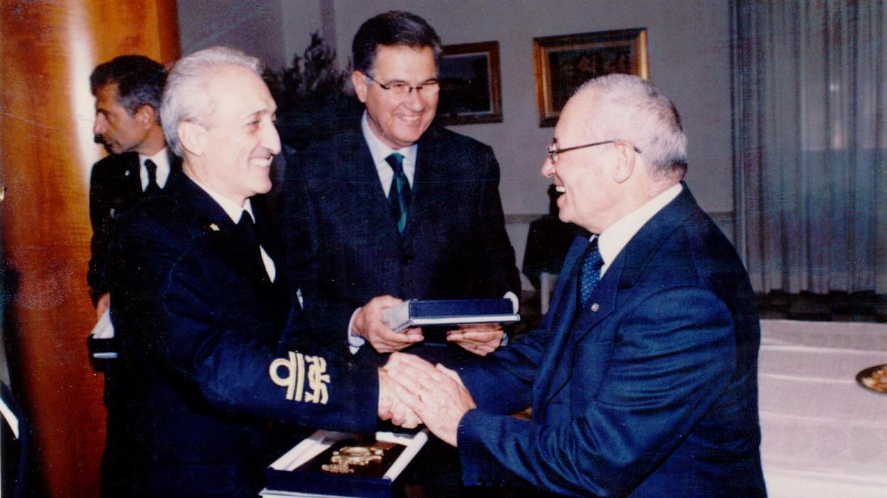 Enrico Giambruni premiato dall’ammiraglio Cristiano Bettini