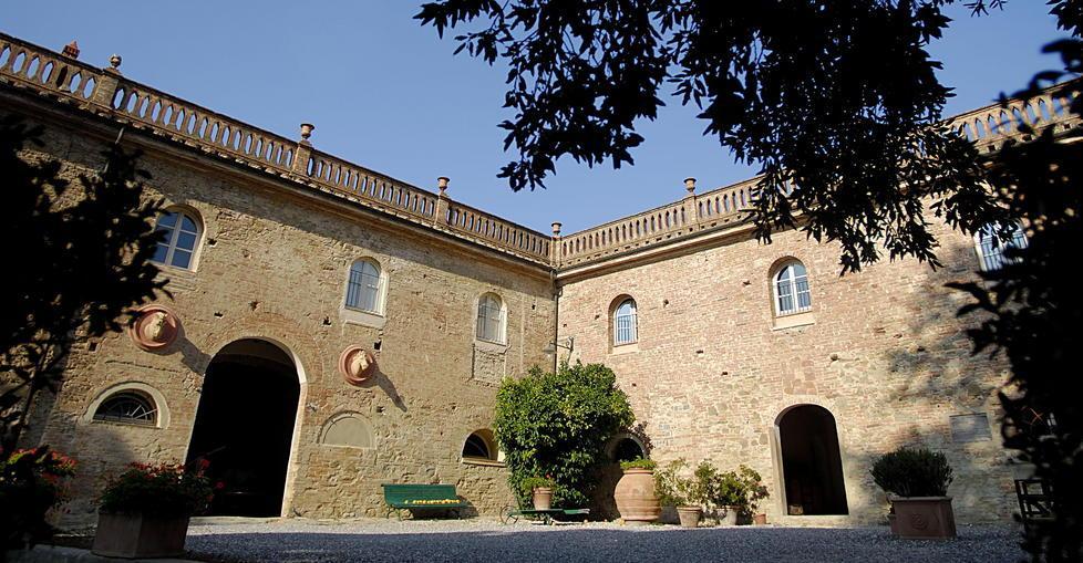 Selezione dell'opera “Bohème” nel giardino della villa di Colleoli