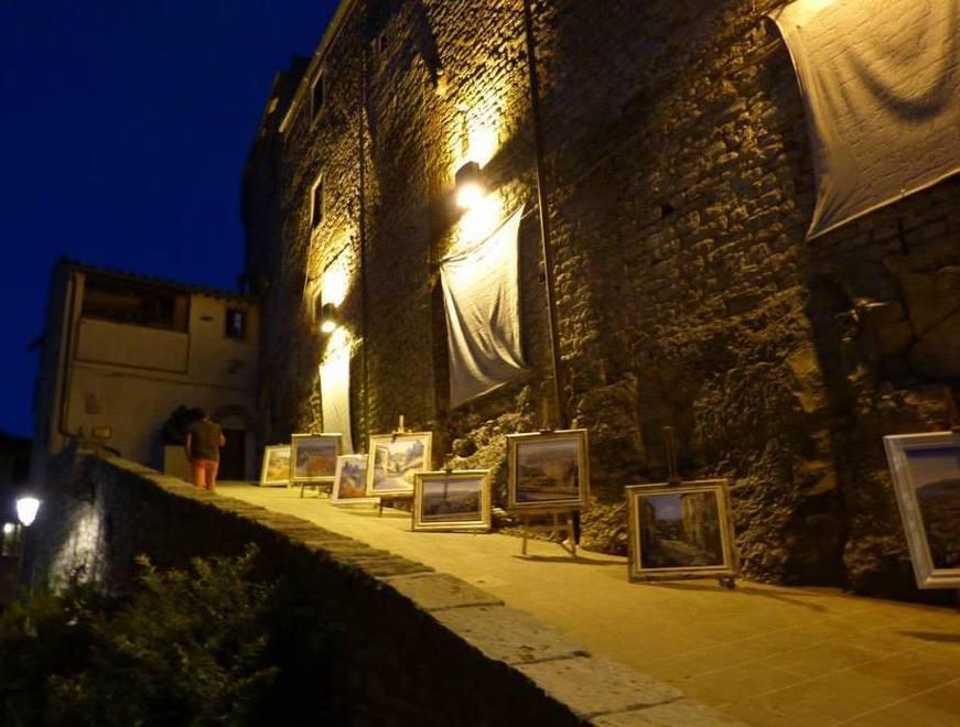 Musicisti, pittori, scultori nelle vie di Sassetta 