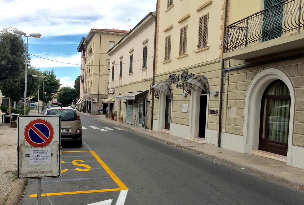 Motorini di fronte all’hotel il Comune cancella gli stalli