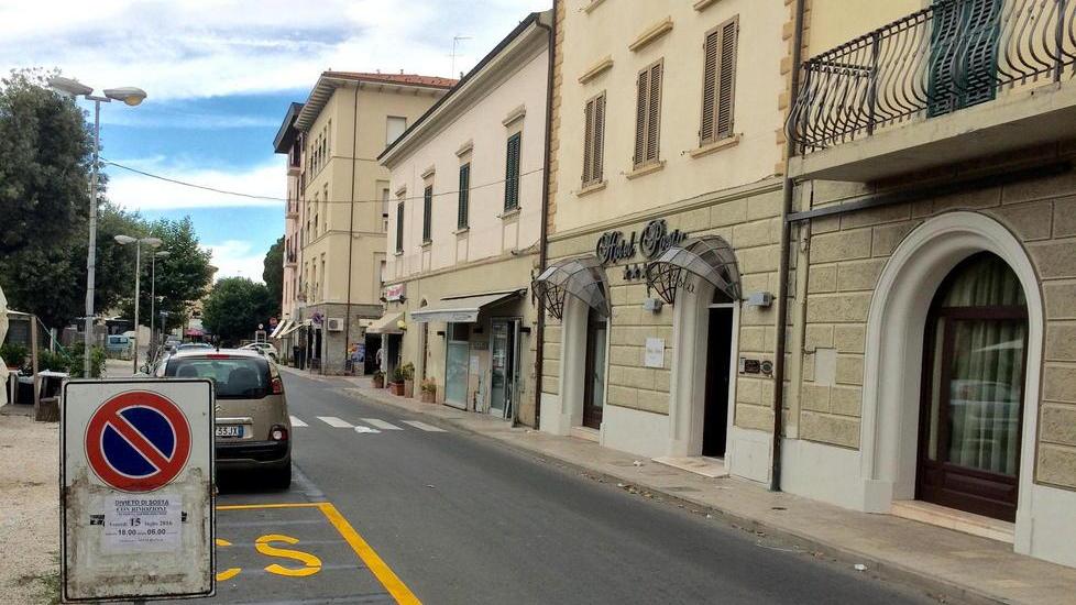 Motorini di fronte all’hotel il Comune cancella gli stalli