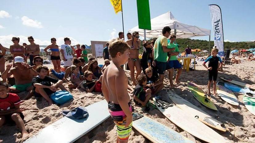 Giovani surfisti e grandi onde all’Isola Rossa