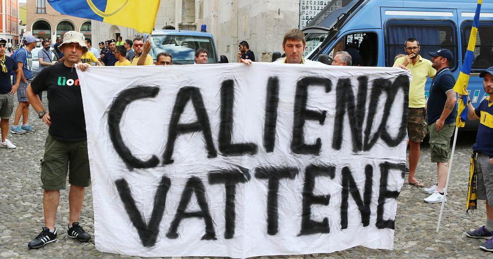 Sfilata di 150 tifosi contro Caliendo 