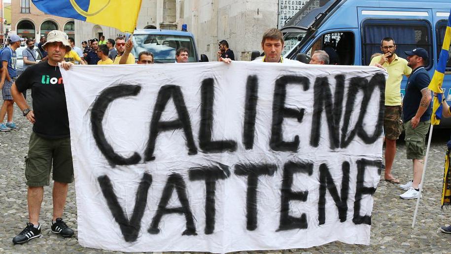 Sfilata di 150 tifosi contro Caliendo