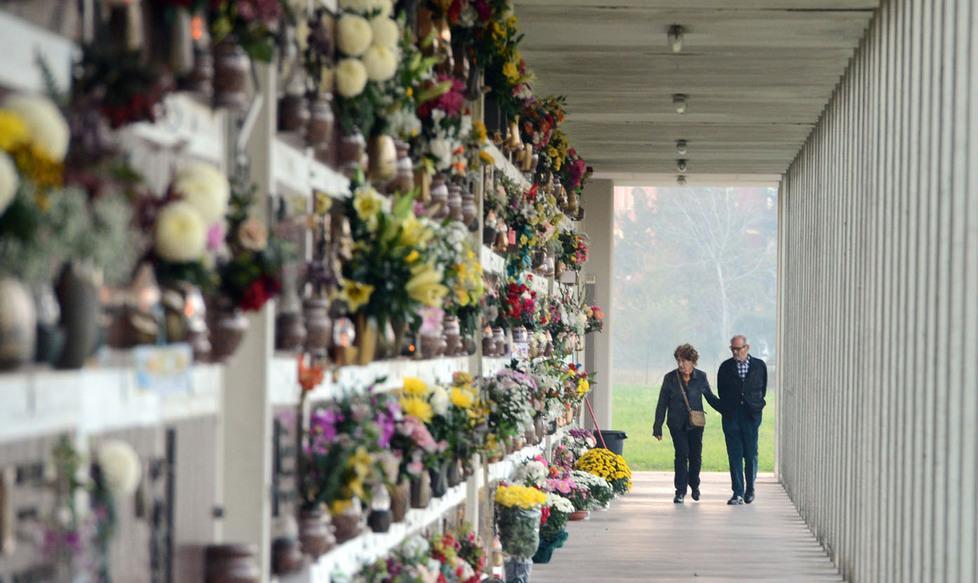 Cgil e Cisl: «Appalto violato al cimitero»