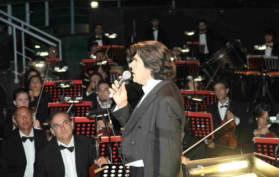 Pucciniano, il direttore d'orchestra Veronesi interrompe la Tosca per il sindaco 