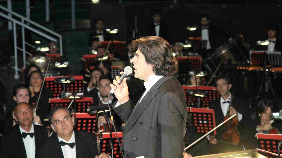 Pucciniano, il direttore d'orchestra Veronesi interrompe la Tosca per il sindaco