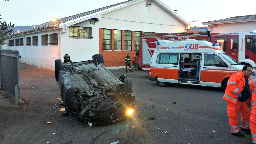 L'auto ribaltata nel piazzale del caseificio di Onifai