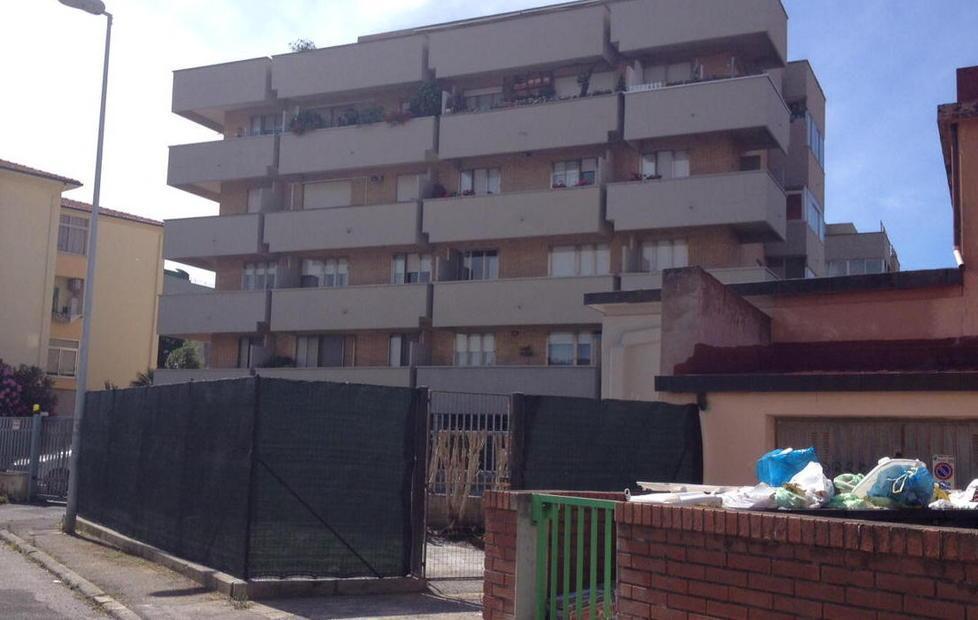 Al posto di un'aiuola spunta un gabbione per i rifiuti: scoppia la lite tra due condomini 