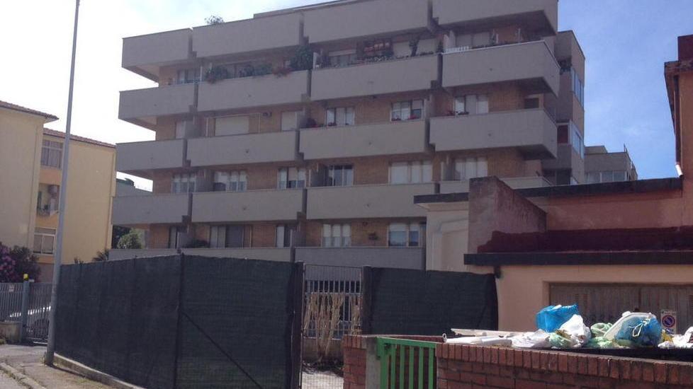 Al posto di un'aiuola spunta un gabbione per i rifiuti: scoppia la lite tra due condomini