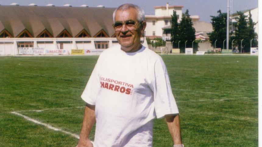 Ignazio Abis con la sua immancabile borsa per l'attrezzatura