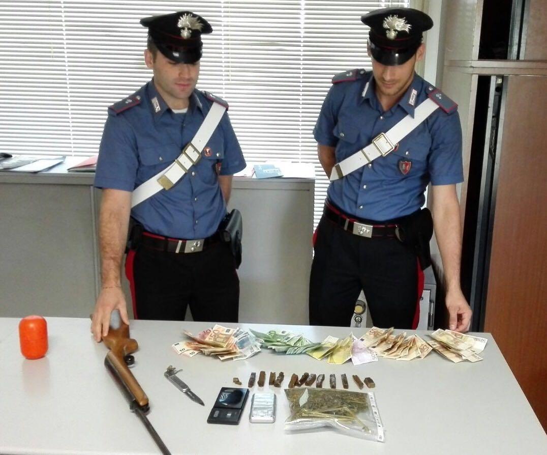 Aveva droga e armi senza permesso in casa: arrestato un italiano 
