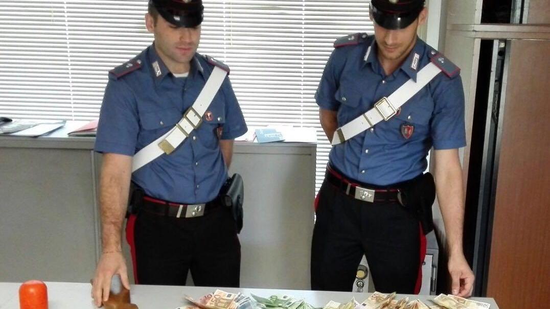 Aveva droga e armi senza permesso in casa: arrestato un italiano