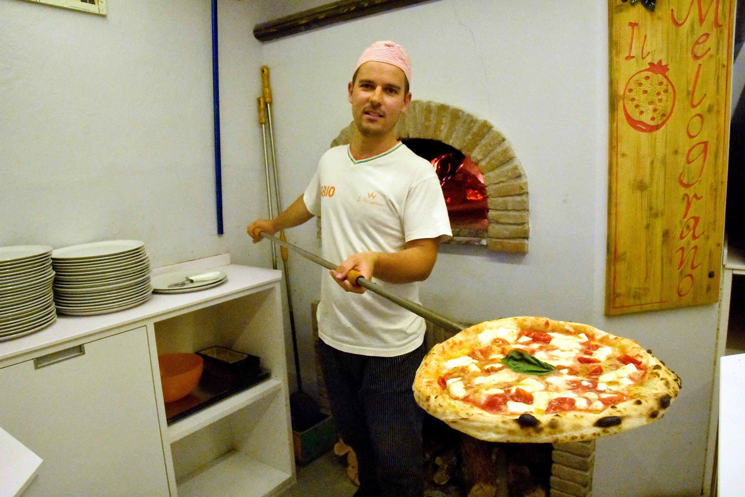 Fabio Pettorali, 30 anni, pizzaiolo e titolare della pizzeria Il Melograno di Grosseto (Foto Bf) 
