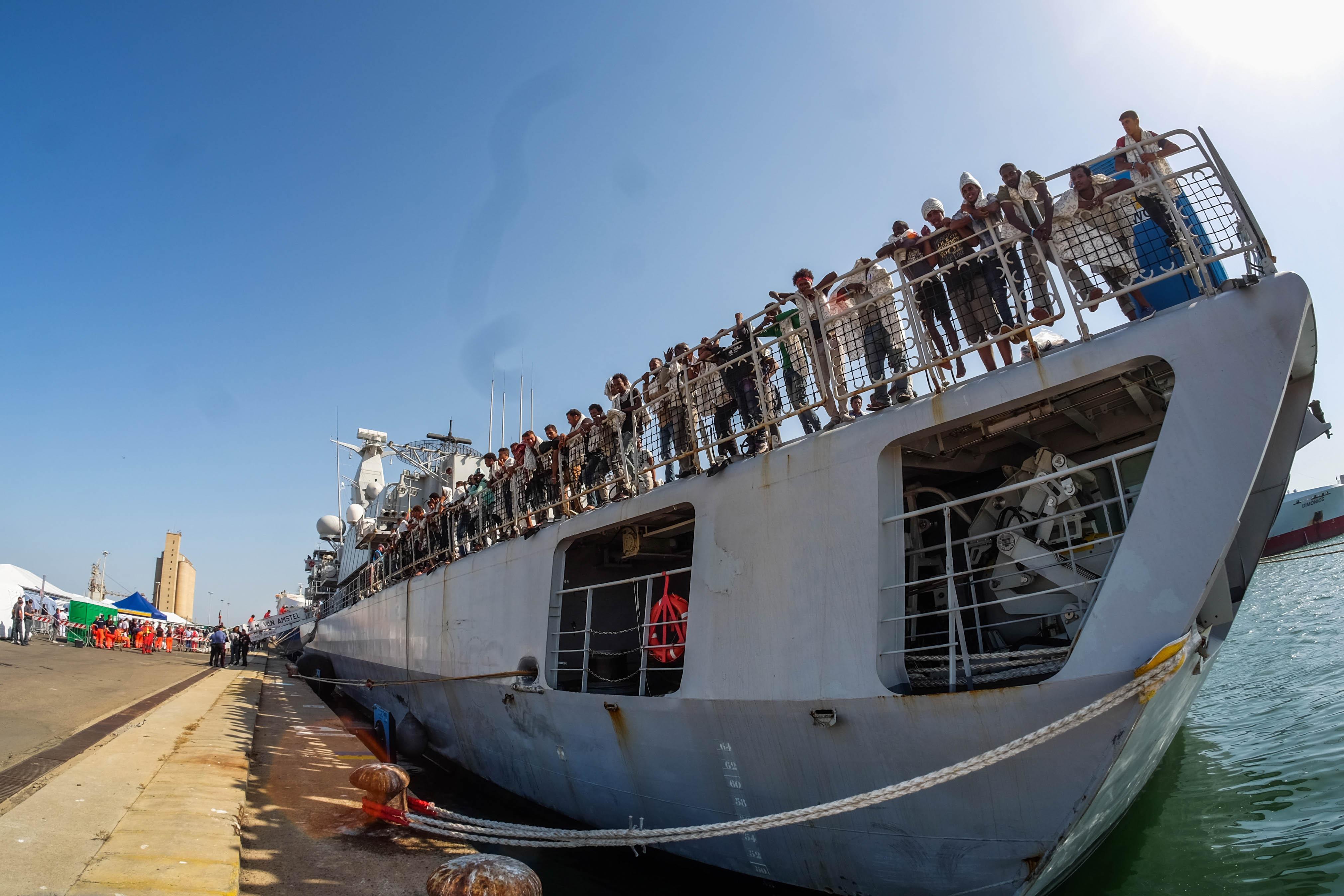 Migranti in arrivo al porto di Cagliari (foto Mario Rosas)