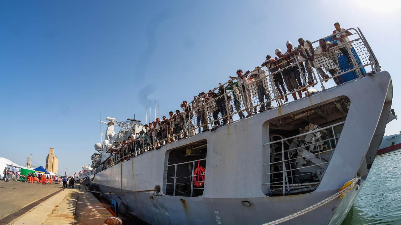 Migranti in arrivo al porto di Cagliari (foto Mario Rosas)