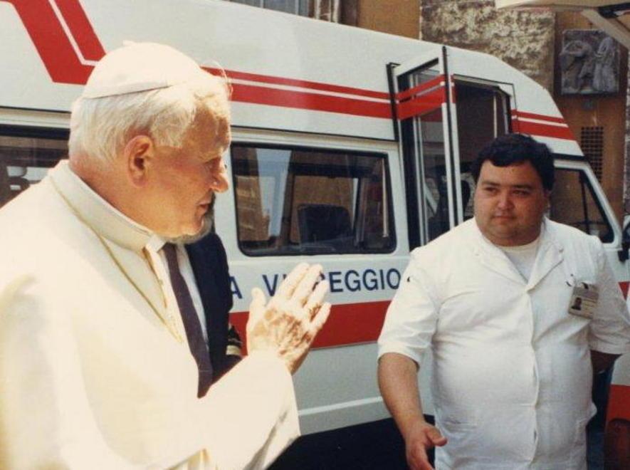 Nella foto il dipendente della Misericordia insieme a Papa Giovanni Paolo II