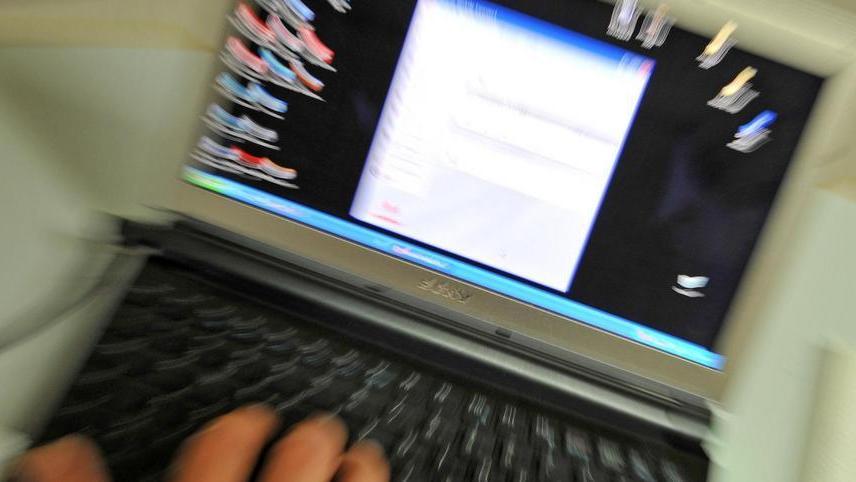 «Ricatto a luci rosse col video hard», imputato ex vigile urbano