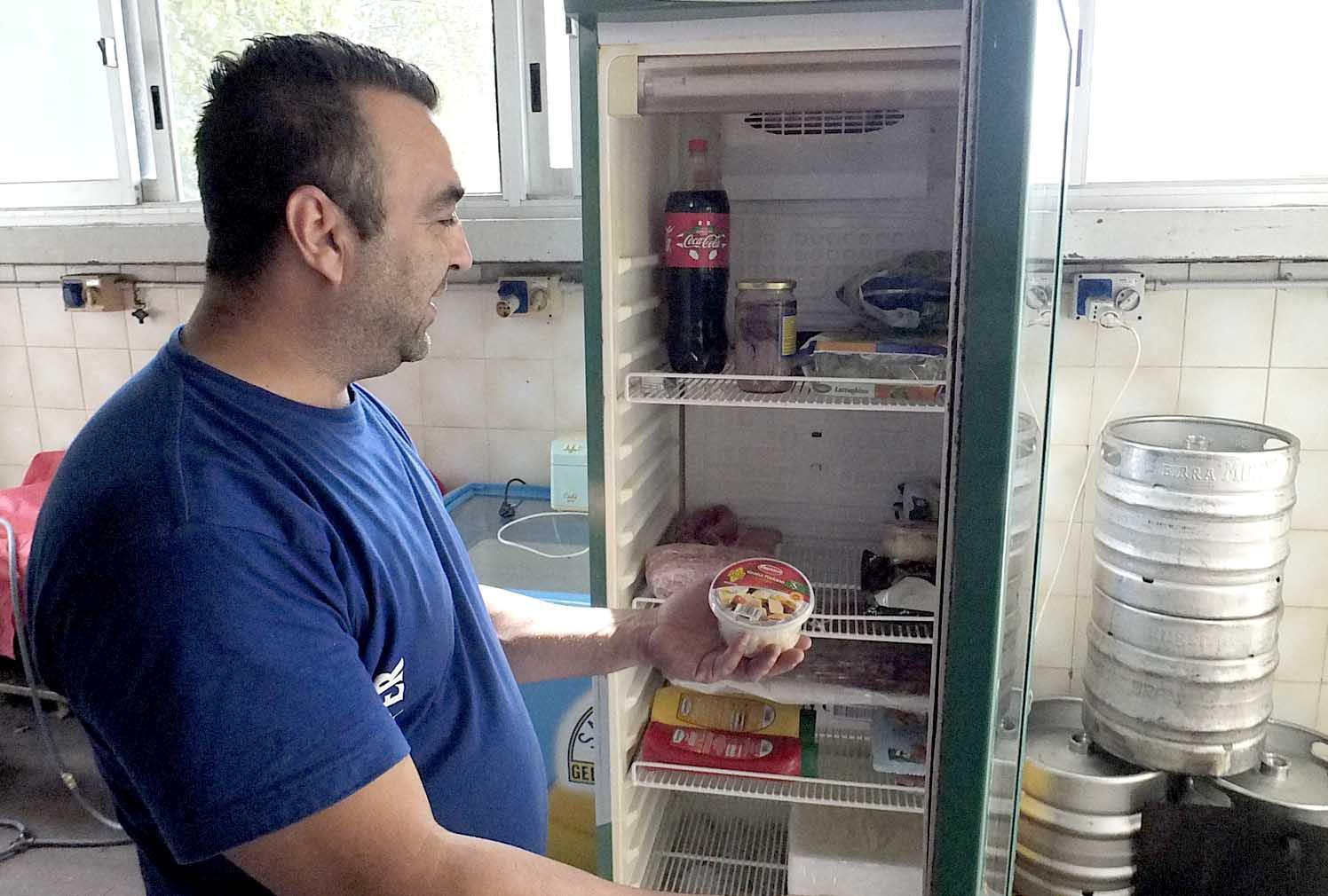 Il frigorifero parzialmente svuotato dai ladri (foto Muzzi)