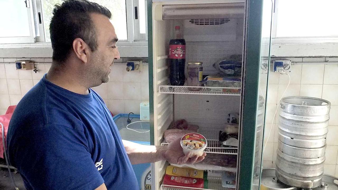 Il frigorifero parzialmente svuotato dai ladri (foto Muzzi)