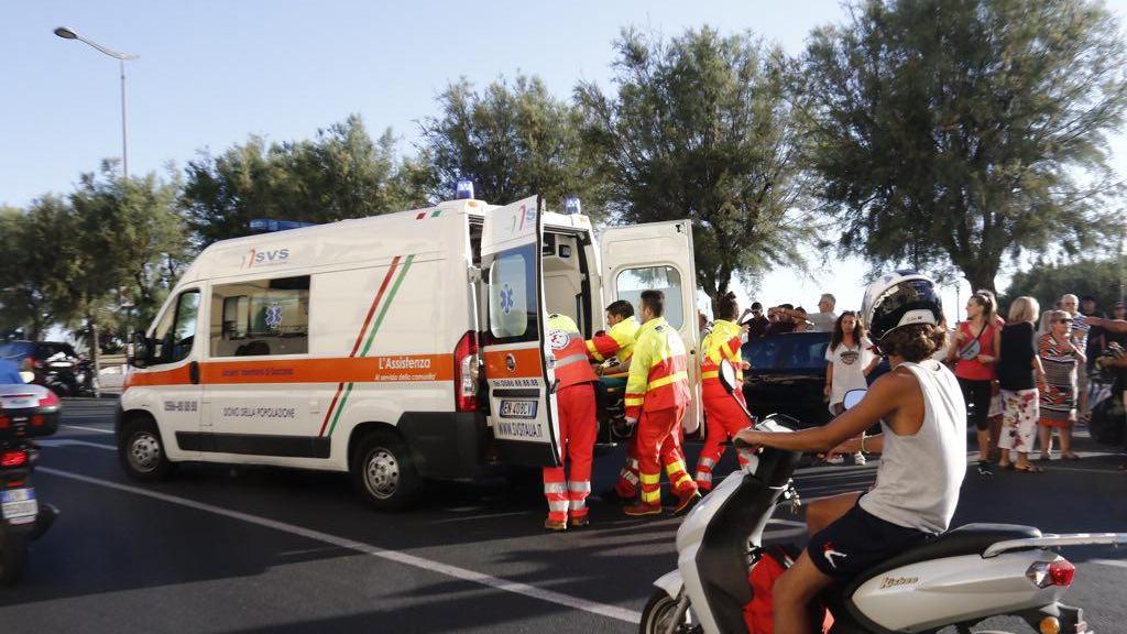Travolto sulle strisce da un'auto: è grave