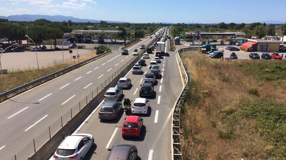 Il serpentone di auto in coda (foto Michele Falorni/Silvi)