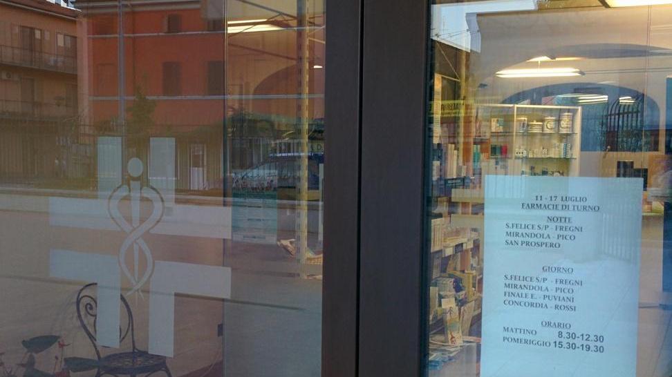 Ladri, raid notturni a San felice: tre furti e una rapina alla farmacia Fregni