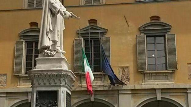 Strage di Nizza, bandiere a mezz’asta nei municipi di Prato e Montemurlo
