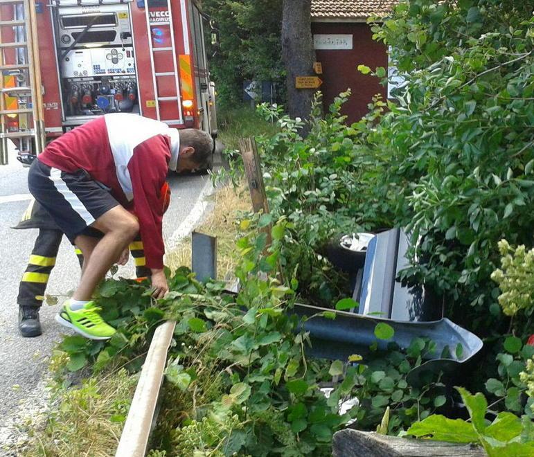 Auto si ribalta nella fossa: conducente illeso