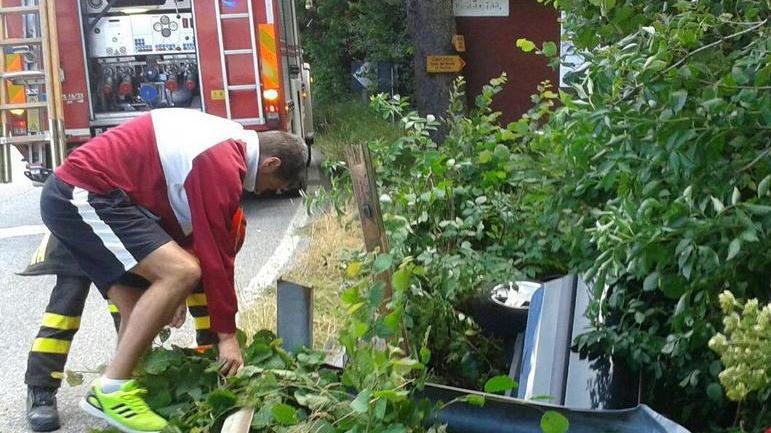 Auto si ribalta nella fossa: conducente illeso